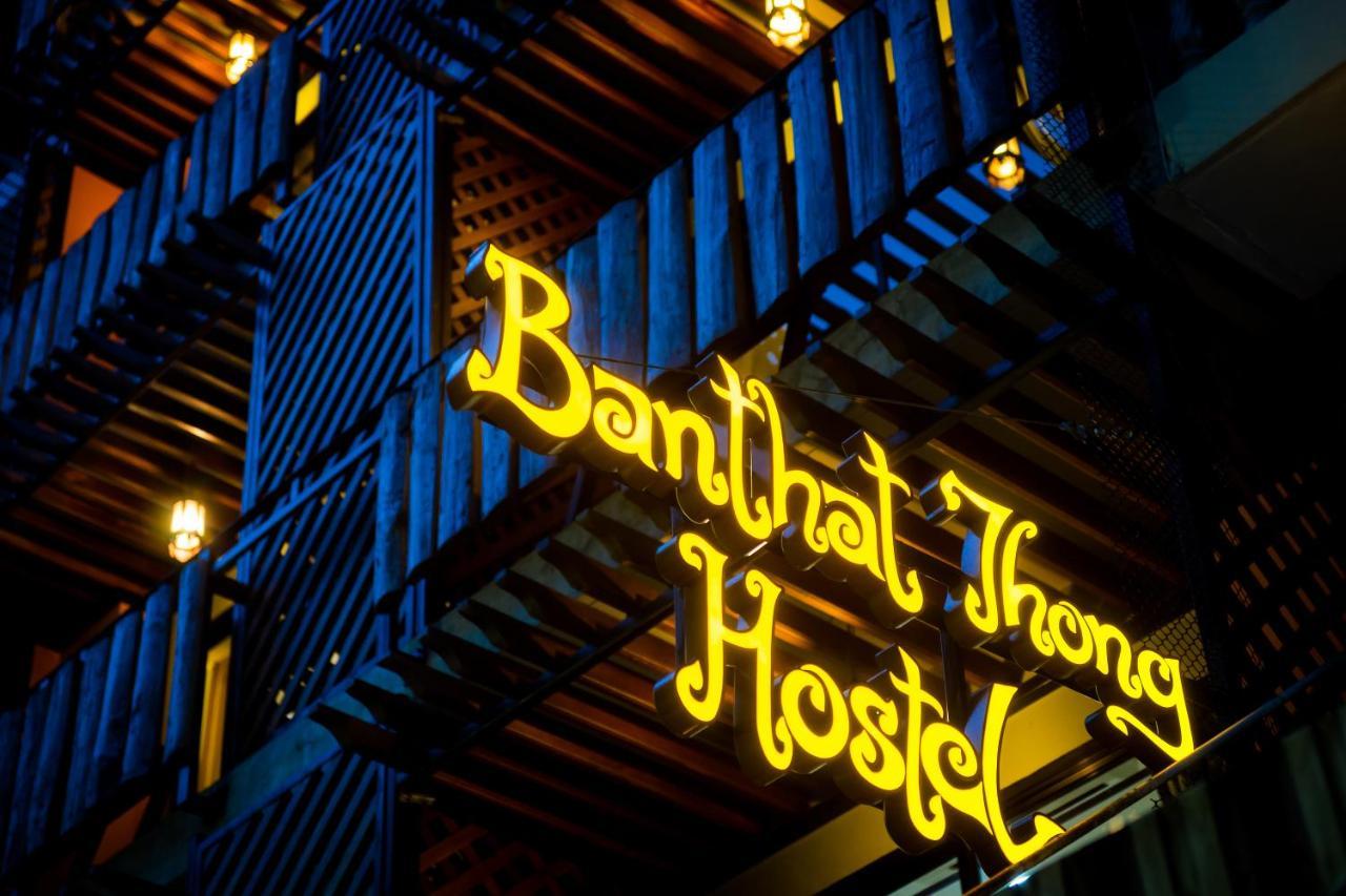 Banthat Thong Hostel Bangkok Exterior foto